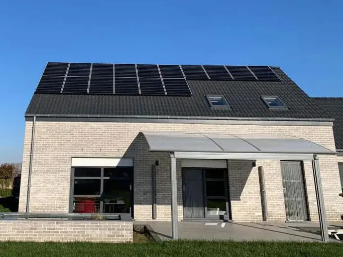 Wij zijn gemotiveerd om u te helpen de kracht van schone en gratis energie van uw dak te benutten en tegelijkertijd de energieprestaties, waarde en schoonheid van uw huis te verbeteren