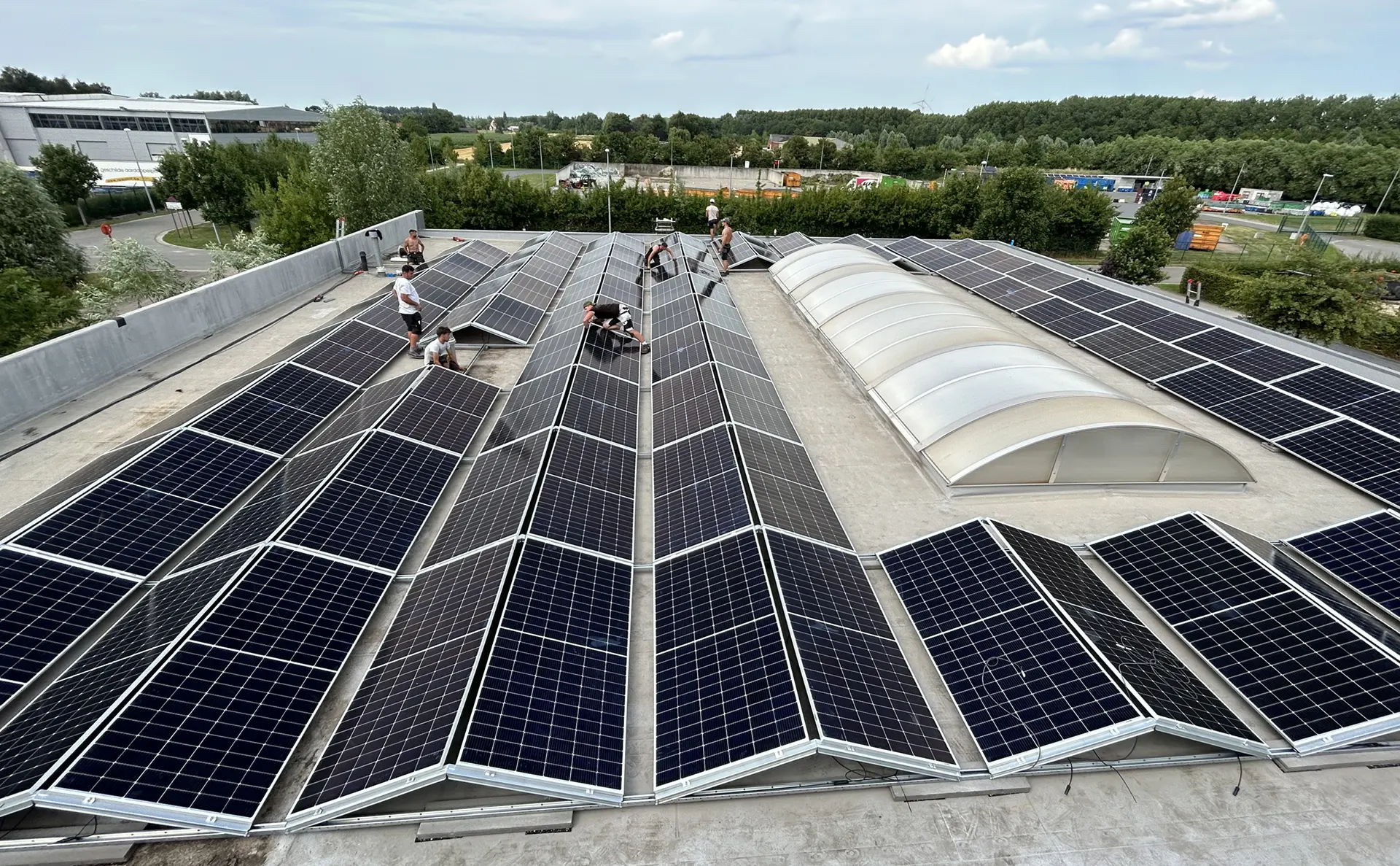 Geef uw industrie de kracht van schone energie - Verhoog de duurzaamheid van uw bedrijf met zonnepanelen op maat van uw behoeften.